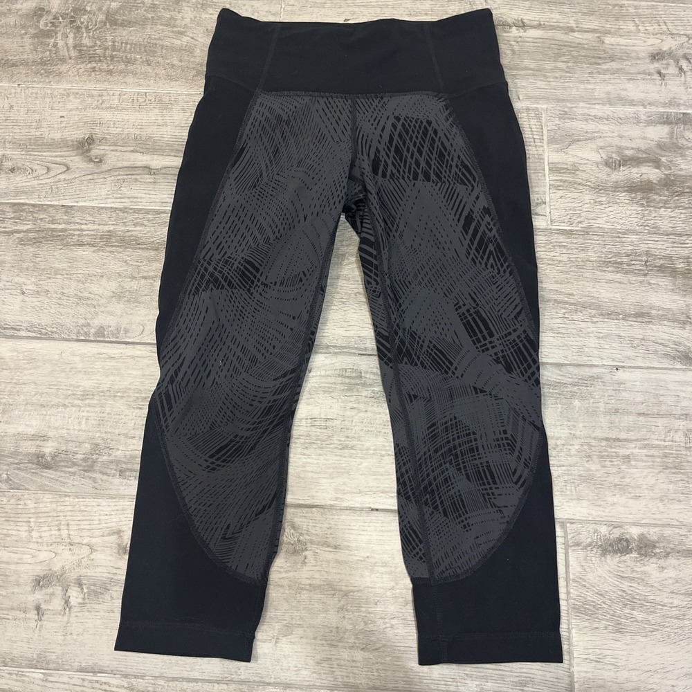 Athleta Women's Pants Yoga Black‎ Workout Geo Print Capri Leggings Size Small